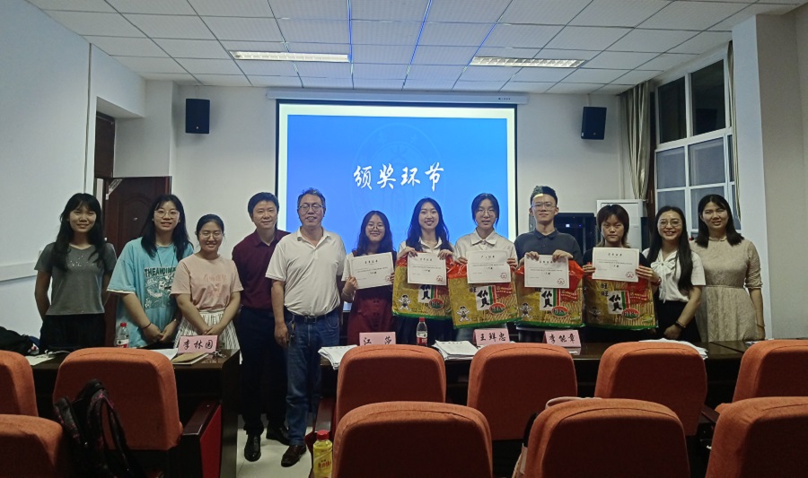 老师、选手与在场工作人员合影2.jpg